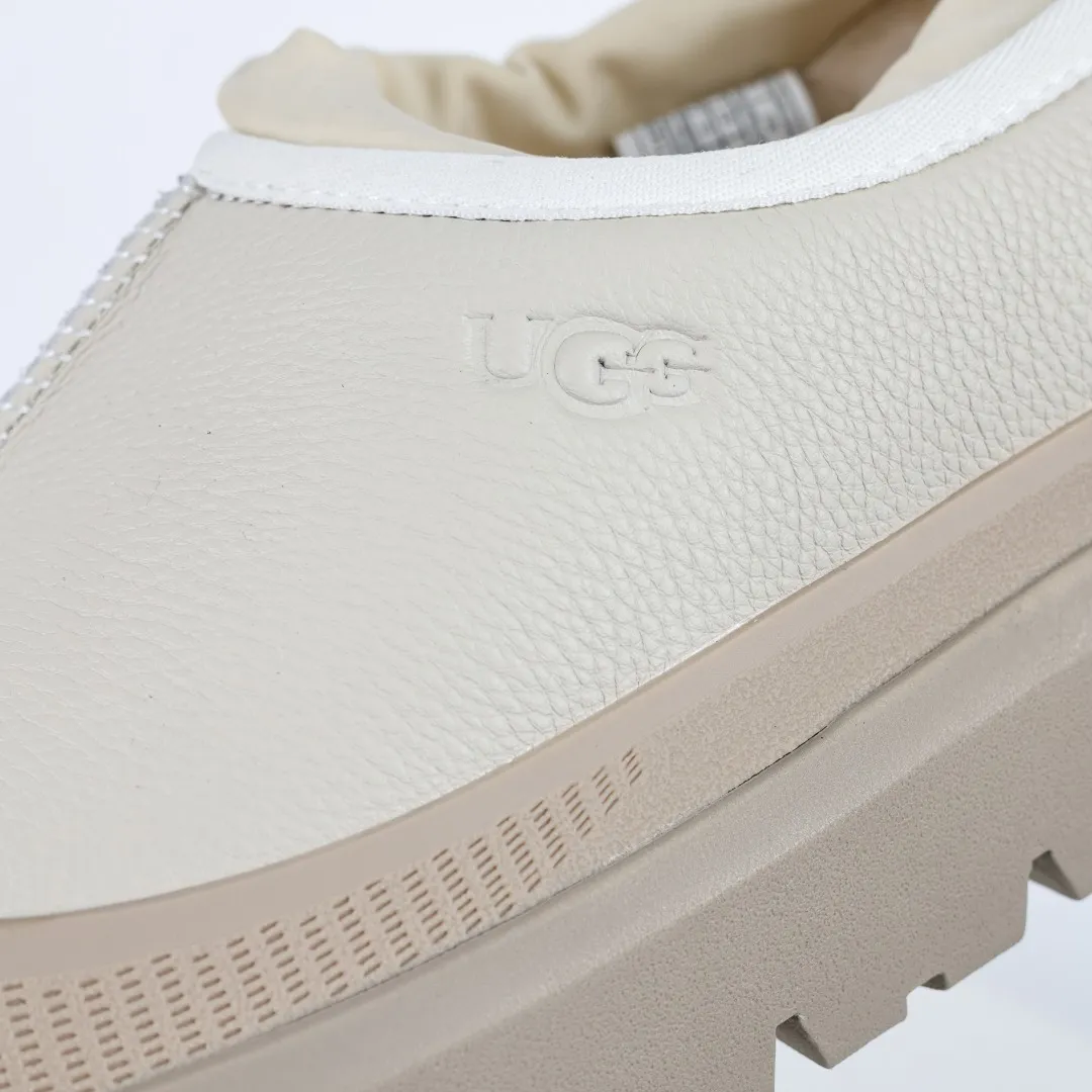 Pick up locally 💰620 Core recommendation Good price Cashmere insoles are a very suitable choice for keeping warm in winter and at home. In the new year, uug launched a series of styles, which are partial to the preferences of young consumers and have also moved to the forefront of fashion trends. Shoe body material Water-repellent coated suede upper 17mm UGGPURE™ implanted wool insole Lightweight non-slip comfortable rubber outsole With brand LOGO Trademark Comes with a full set of packaging Size: 35 36 37 38 39 40 41 42 43 44